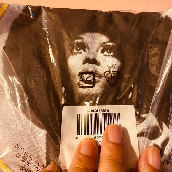 Hard to Find Diana Ross™ Gender-Neutral Graphic T-Shirt size M - Picture 2 of 3